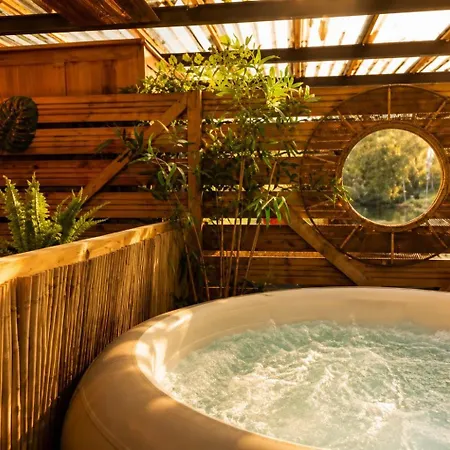Peniche Chaleureuse Avec Jacuzzi Centre Hotel na wodzie
